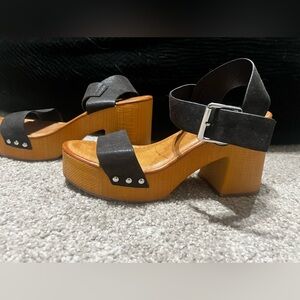 never been worn Black heels